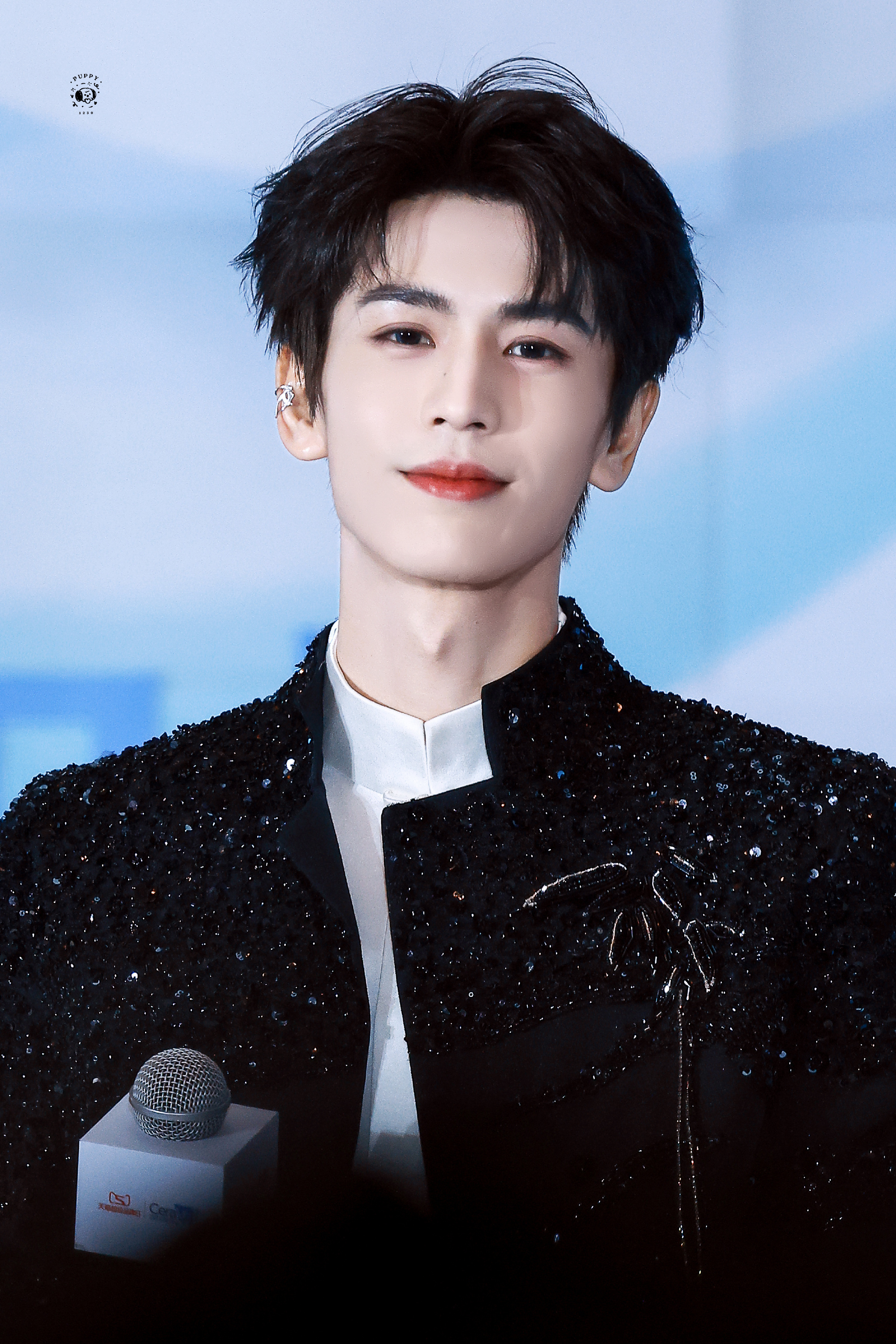 张凌赫适乐肤线下人气今日份线下活动简直帅疯了凌帝又带着这张脸大杀四方了，此男已经