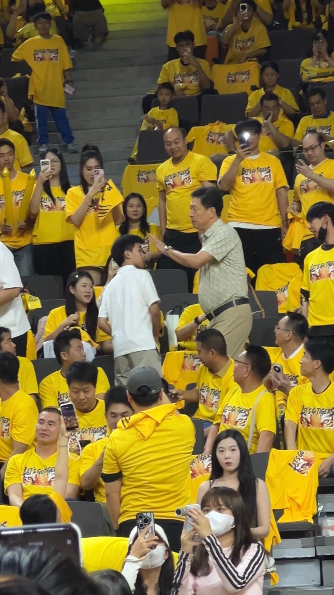 李春江指导也来观看G2比赛了在宏远这人气还是杠杠的cba季后赛广东宏远 东莞·东