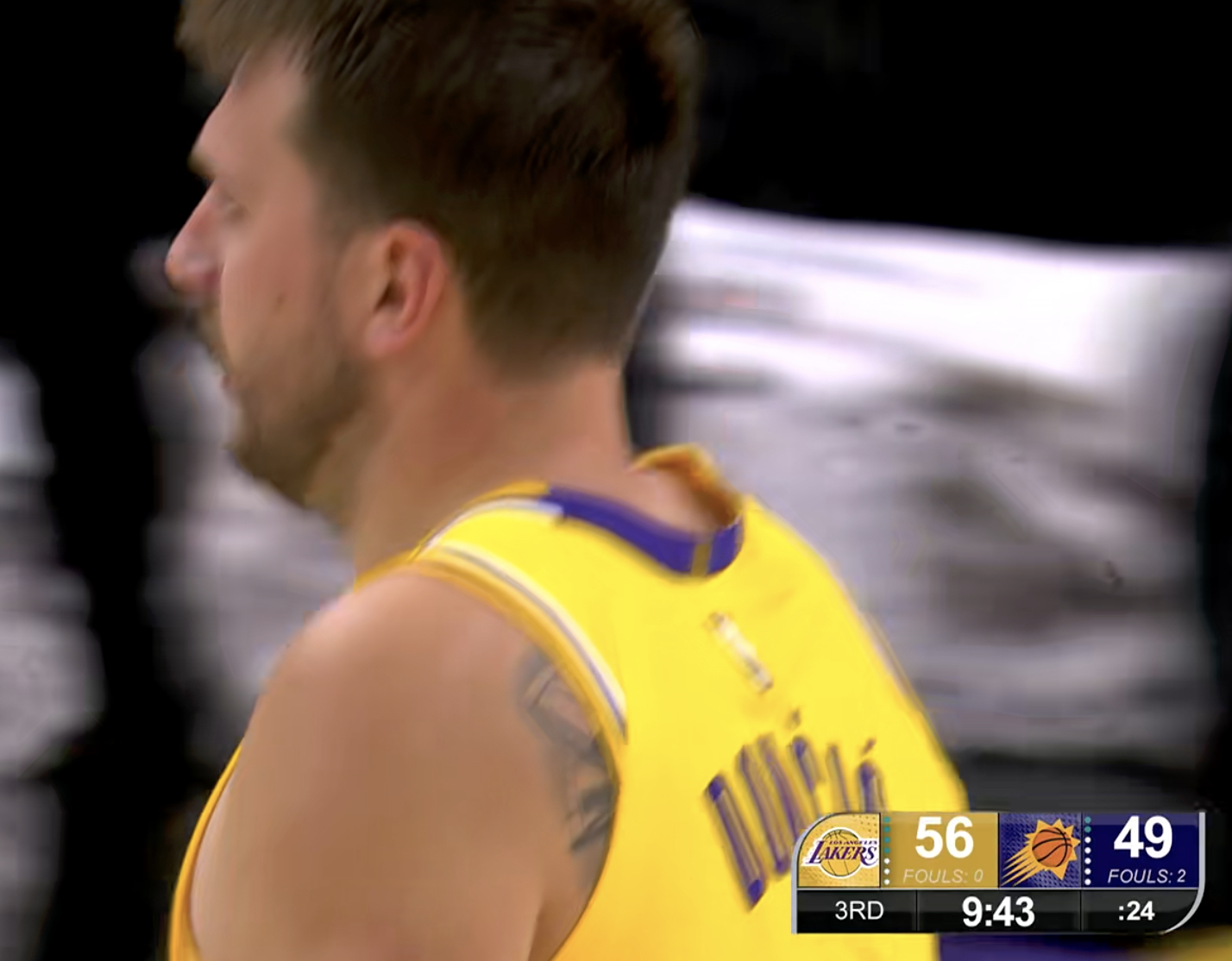 太阳暂停！湖人领先7分！ 东契奇三分，单挑杰伦格林湖人vs太阳