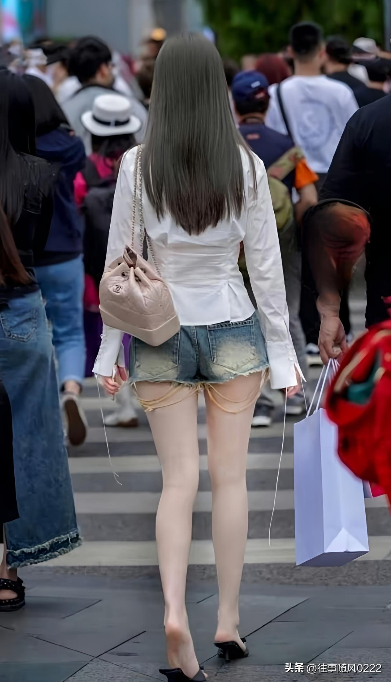 都市街头穿搭指南，时尚白衬衫搭配牛仔短裤，轻松出行