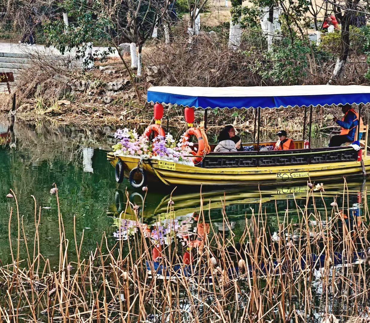 新年爱好打卡一船春色，半湖清欢。残荷不语，画船载着花香与闲情，缓缓摇进了马年的温