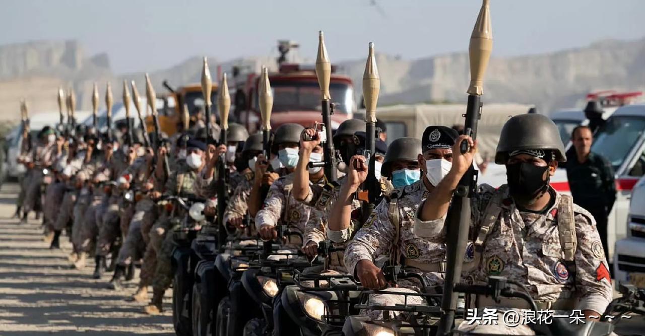 乍一看，伊朗这排面就不得了！
地面部队一人一辆摩托车，一人手里举着一个火箭筒，头