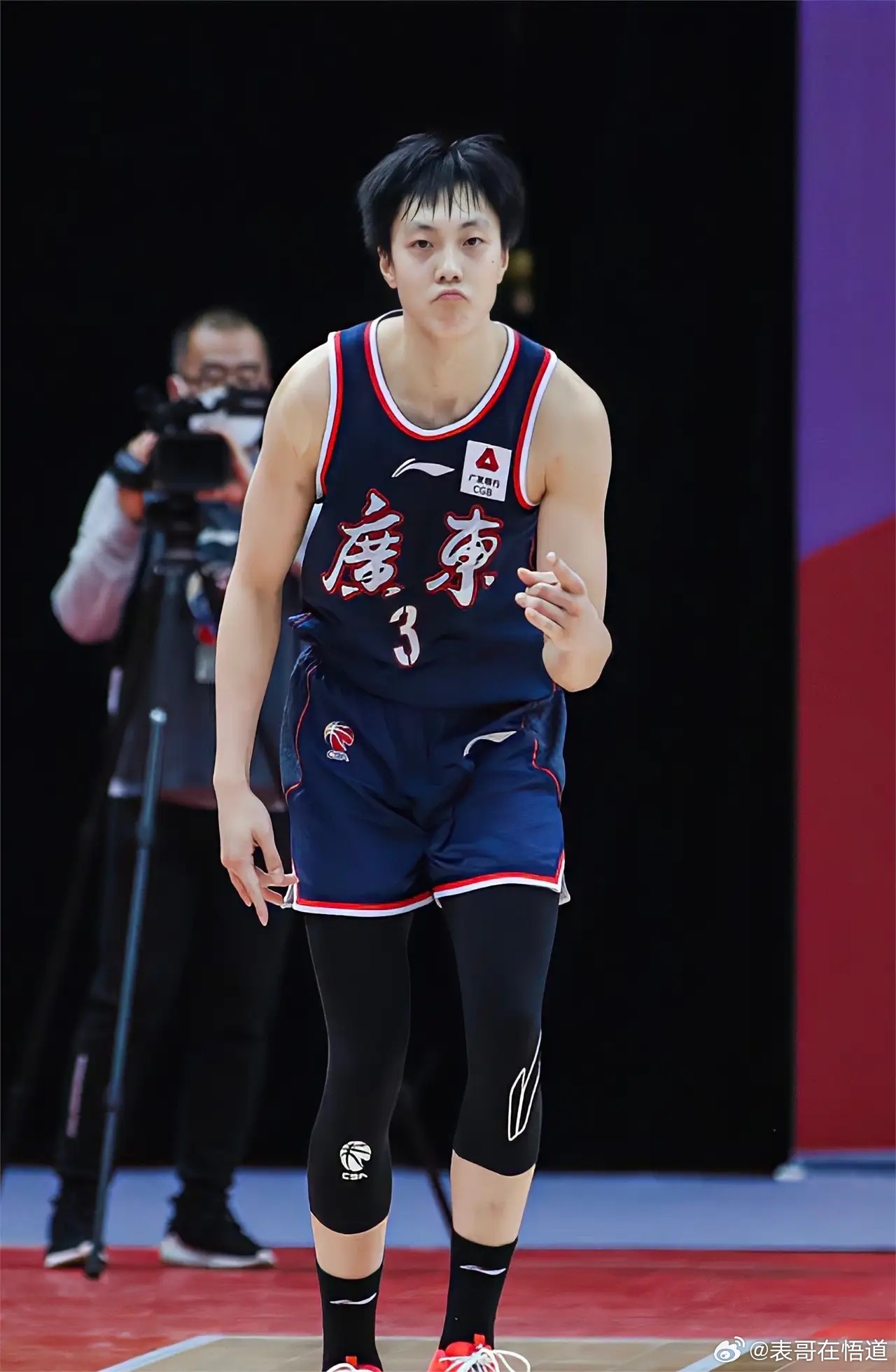 我刚听一位不愿透露姓名的前职业选手在球员休息室叹气说，广东队赢了球升到第一，但奎