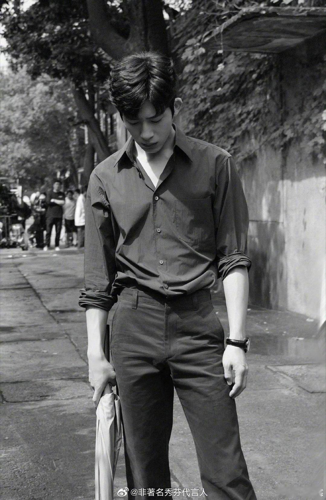 当年没开智只顾着看胡巴了现在看《钢铁森林》里才get到这个胡巴妈禁欲黑衬衫➕金丝