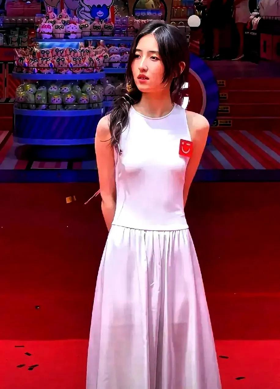 张子枫把内衣留家里，红毯上照样抬头挺胸，镜头都快怼到鼻尖了，她肩膀都没缩一下！这