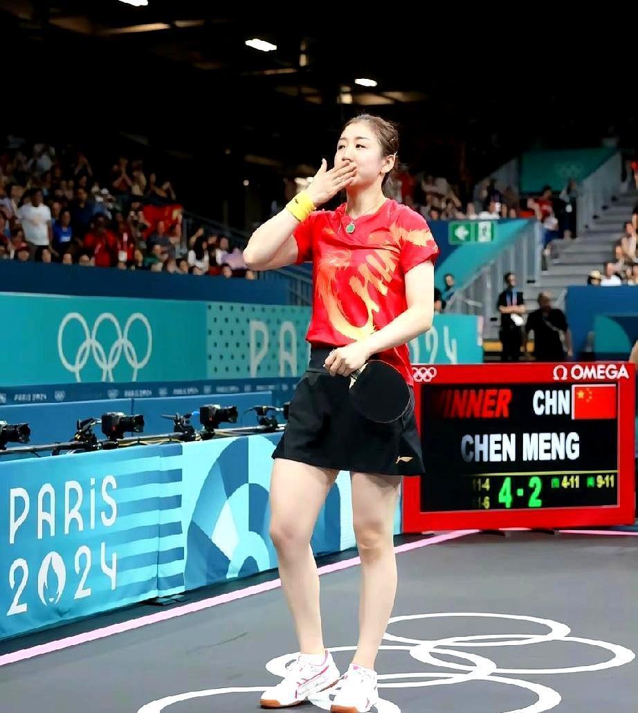 都说李宁的奥运龙服丑得没法看，直到陈梦穿上。我直接愣住三秒。
 
很多人不知道，