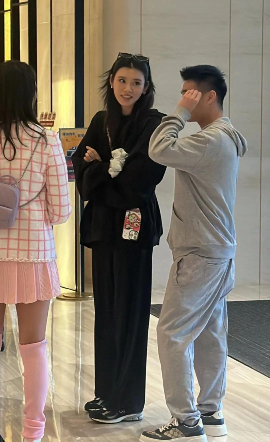 网友在澳门葡京人偶遇奚梦瑶和何猷君，奚梦瑶个子真的好高挑，和老公一起还穿平底鞋，