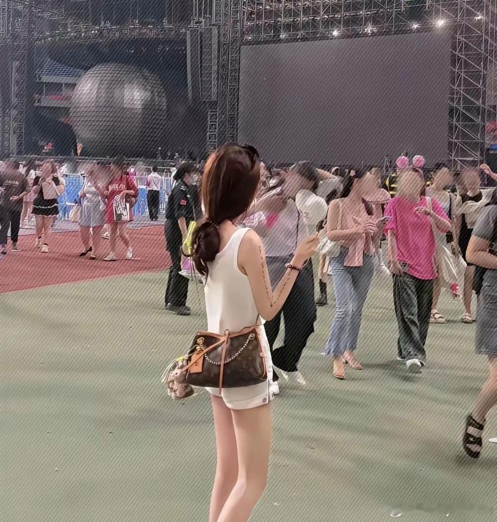 为什么感觉有钱的女生基本都是这种瘦瘦的？ ​​​
