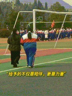 这个校长火了！贵州凯里，视频中这名高中学生身体偏重，跑步时跟不上其他学生，只好独
