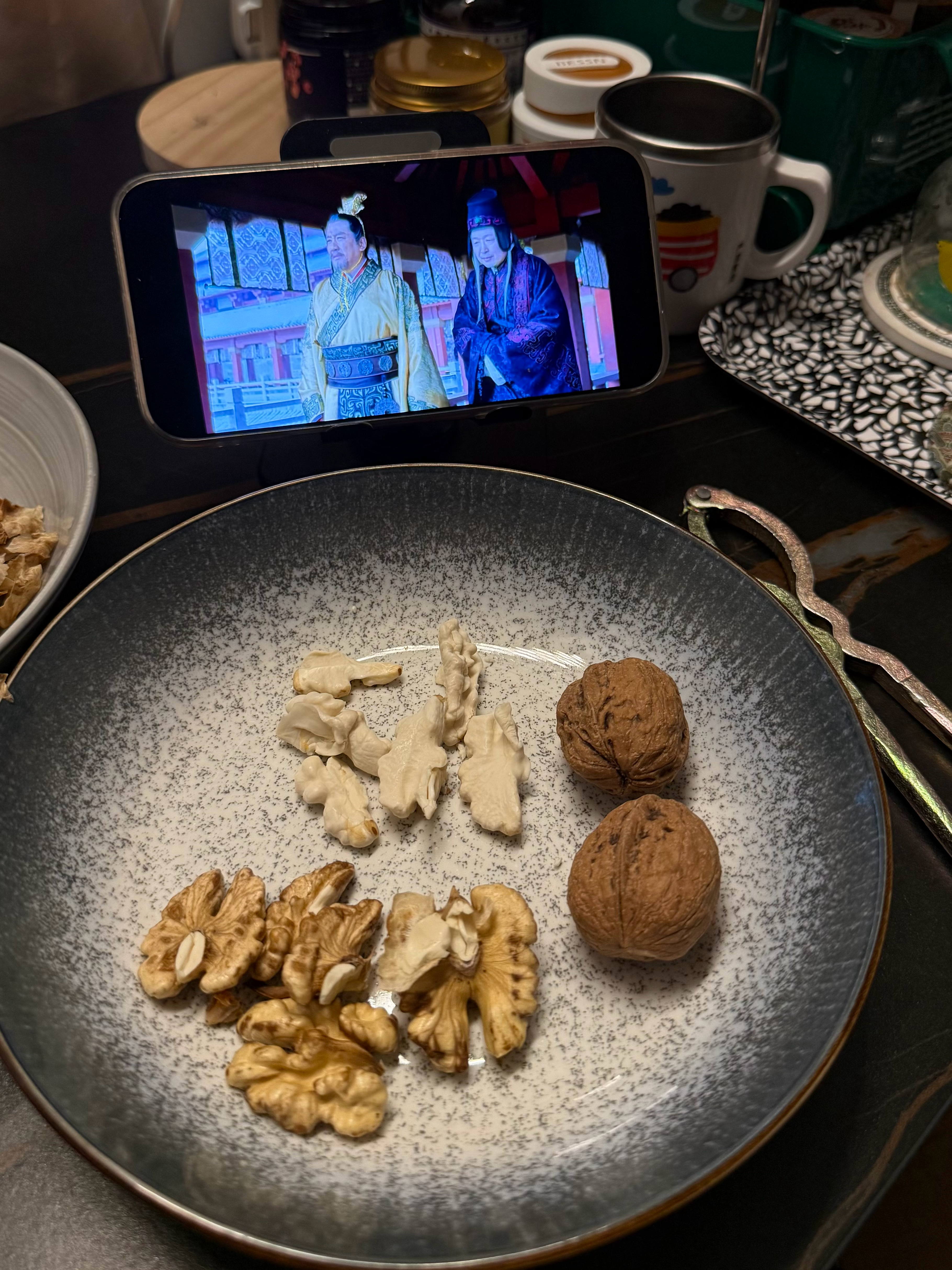 这两天真的是上瘾了真的是，随时随地都在嗑这个，但愿鲜核桃热量不高啊啊啊。 