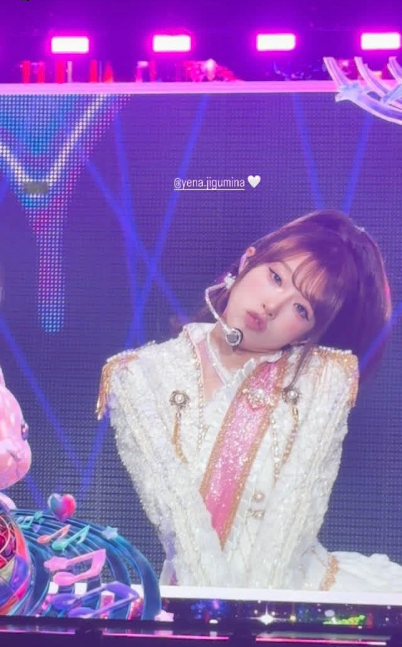 IZONE  恩妃ins快拍：不是超级可爱嘛：我 