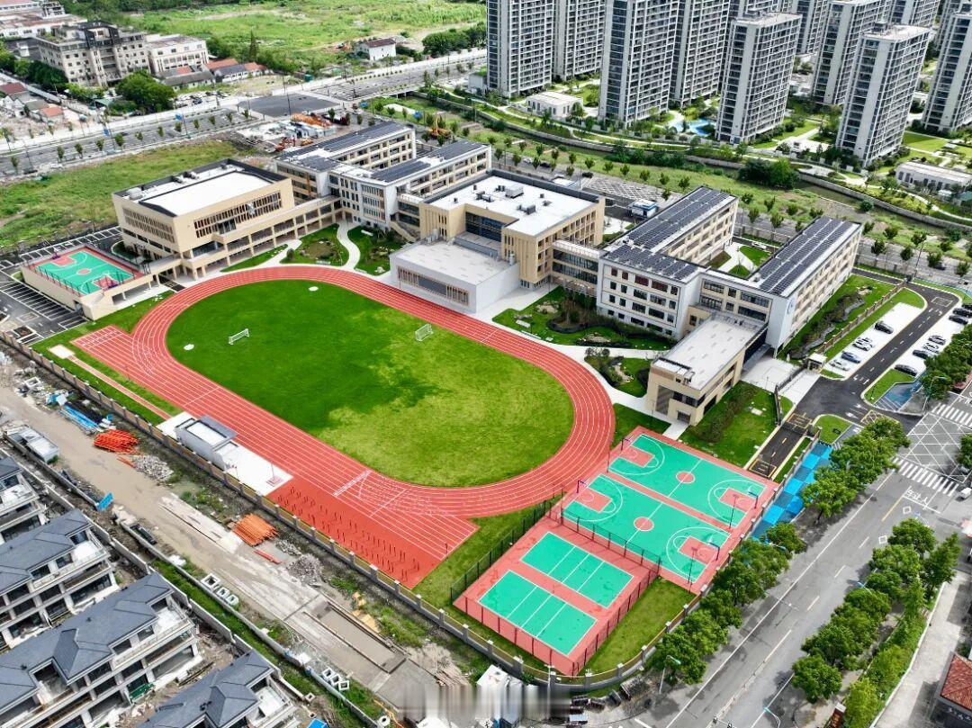 浙江余姚这所九年一贯制新学校正式投用 新学期，余姚城东片区全新九年一贯制公办双河