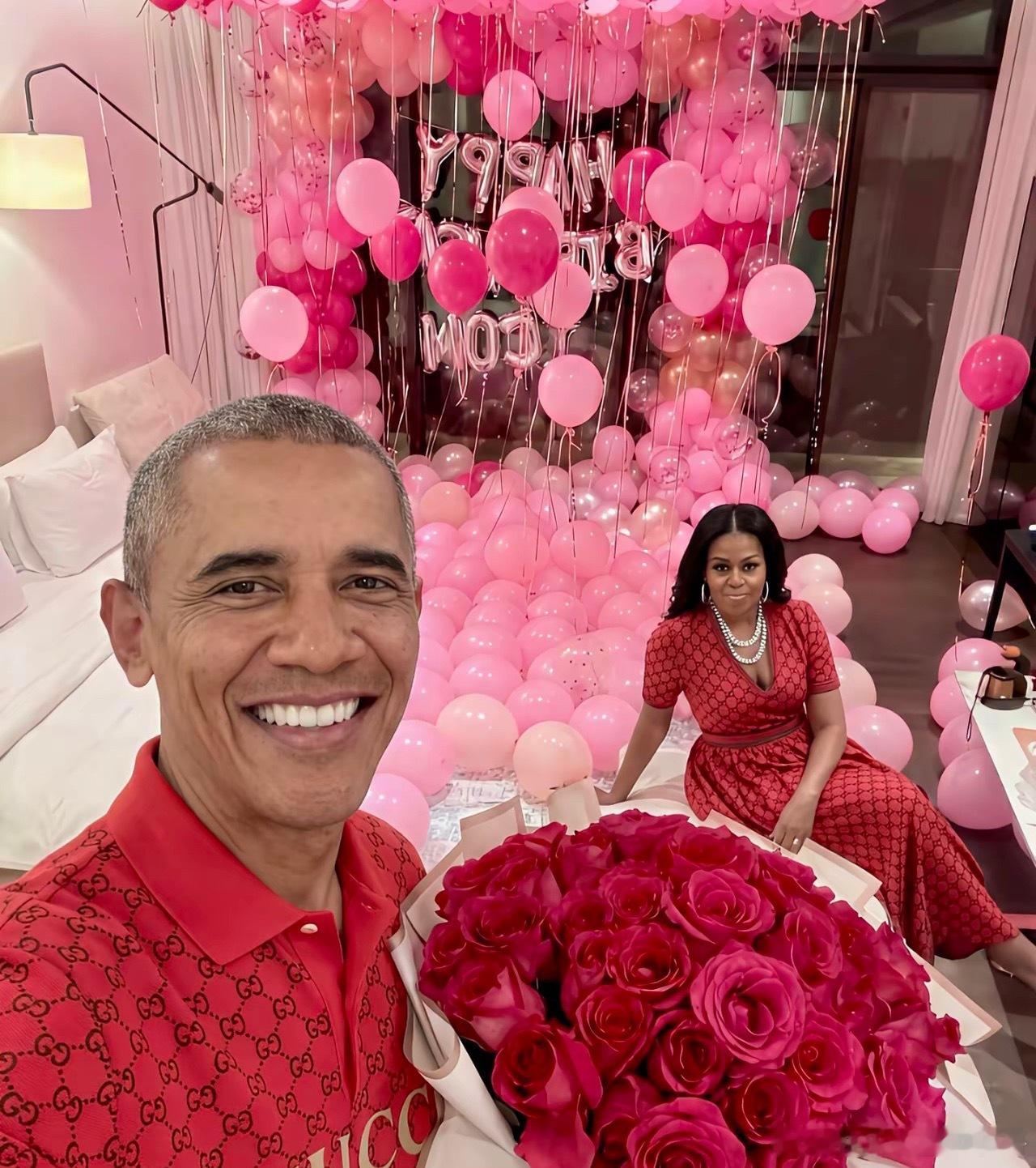 奥巴马夫妇身穿红色Gucci服饰、身处满是粉色气球和玫瑰的房间！ 