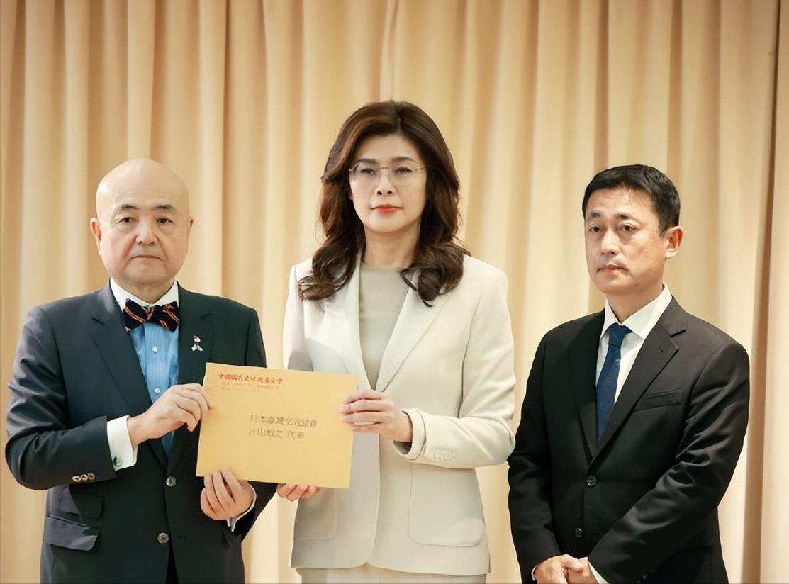 郑丽文今日赴所谓的“日台交流协会”，为日本熊本县7月28日发生的地震，以个人的名