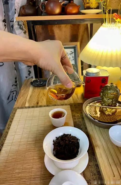 我50岁，单身，如果有个男人要想和我一起，他得给我20万彩礼，以后每月至少给我4