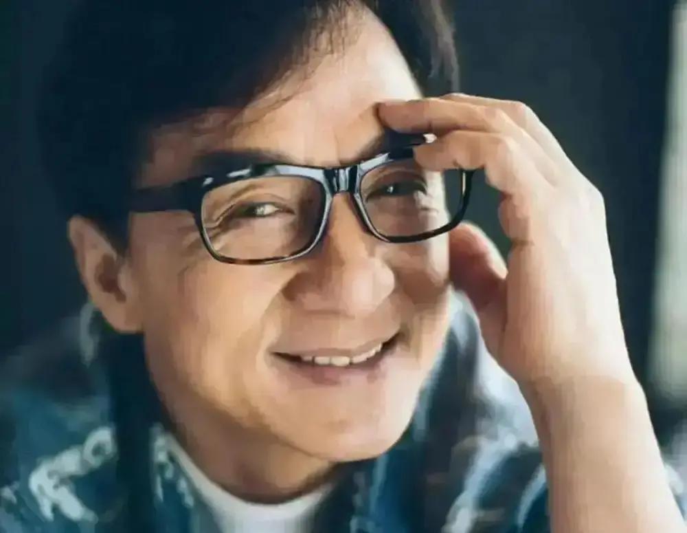 70岁成龙突然停工陪女
 
推掉尖峰时刻4，温哥华买套小公寓，离女儿家15分钟。