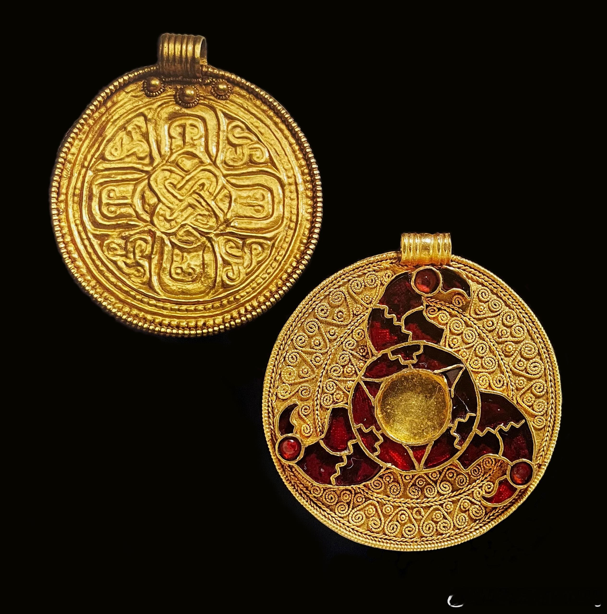 中世纪早期艺术  Early Medieval Art  金盘吊坠带有十字架浮雕