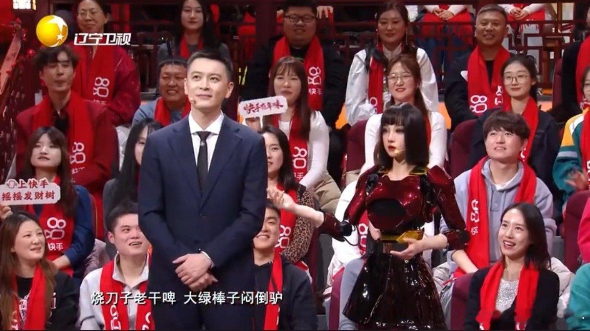 杨鸣被机器人整破防了辽宁春晚 杨鸣在辽宁沈阳的舞台上太有梗了，被机器人小柒怼到破
