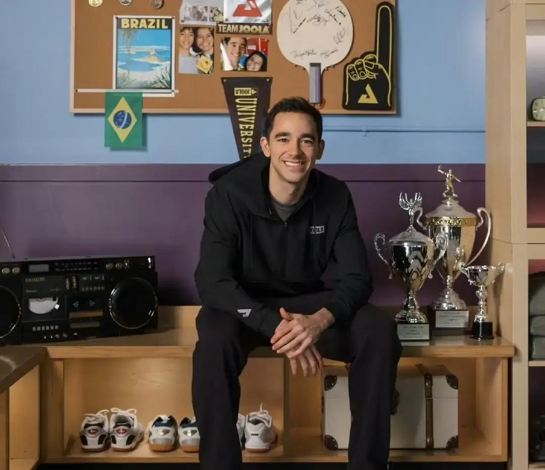 巴西一哥跳槽，装备商连夜改图纸
 
卡尔德拉诺刚把合同拍在桌上，尤拉工程师就拆了