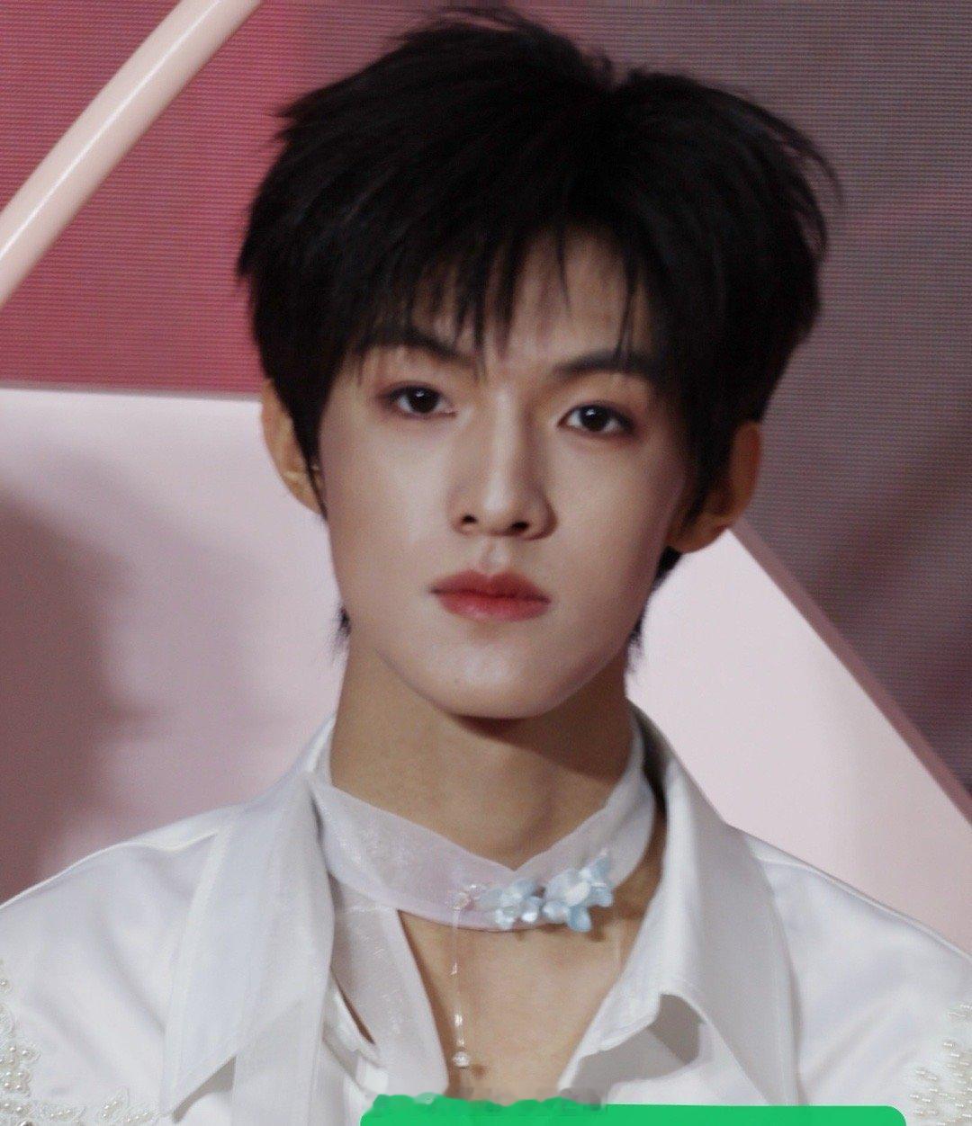 这头发也太短了点…我爪子完全靠脸撑。 