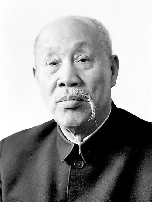 一次，董必武带领外交天团出国访问，对方送了一些零用钱给随员买小礼物，董必武知道后