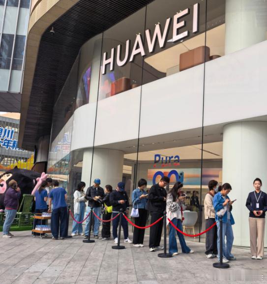 华为阔直板开售线下门店大排长龙热度还是很高的，这个形态做的很不错。这几天已经看到