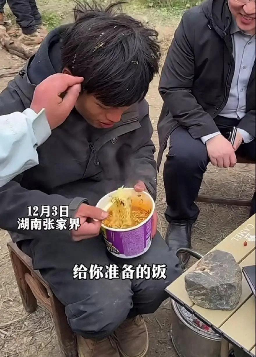 天呐，林北退赛，最大的赢家出现了，不是节目组，也不是骆驼品牌，而是酸菜泡面。谁能