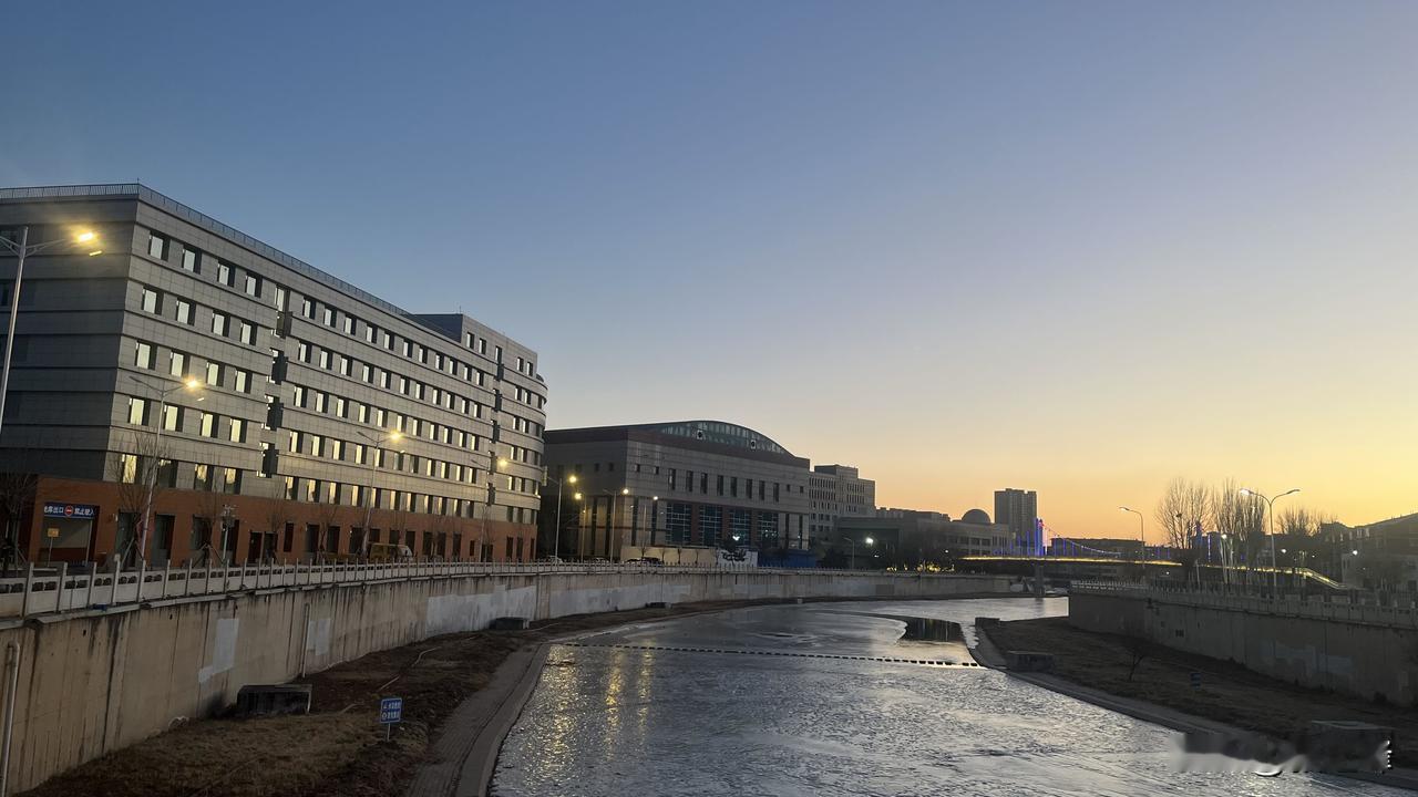 呼和浩特傍晚的景色
呼和浩特风景 步行路过随手拍，两条扎达盖河的支流汇成一条河，