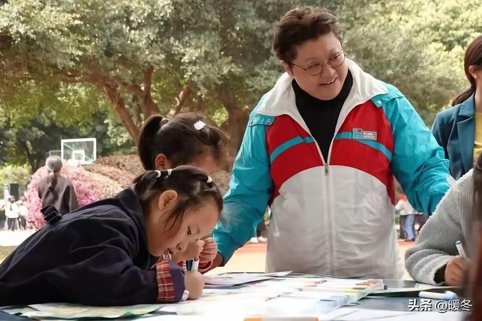 真的破防了！谁能想到，堂堂知名歌手韩红，居然把自己捐到快掏空家底了！
 
3月2