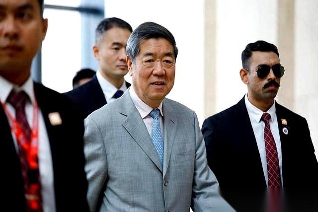 真以为在吉隆坡坐两天，这事儿就算翻篇了？
天真。
电话立马就追到了北京。那边主动