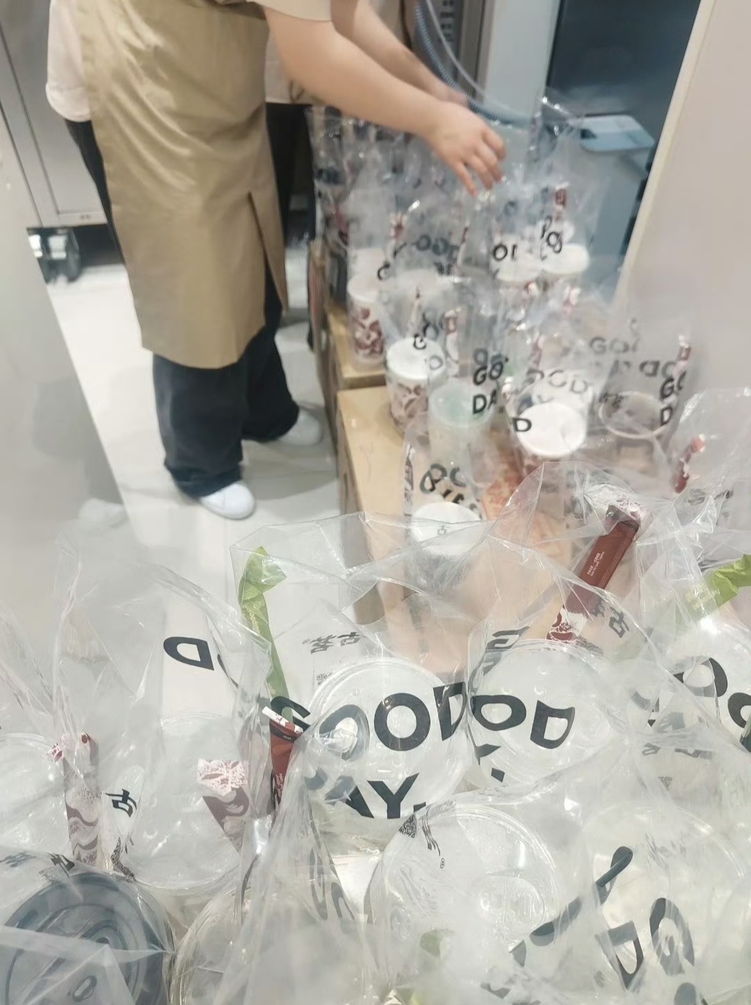 外卖0元购大量奶茶无人认领奇怪了，那么多人不要出去送给路上来往的路人，或者看看还