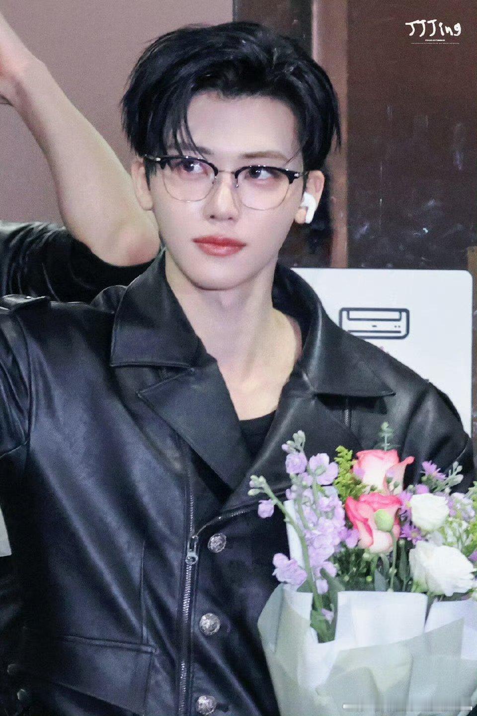 仅靠两秒镜头就5万转的男爱豆半框眼镜一戴帅到失语，五万转实至名归，这两秒镜头，我