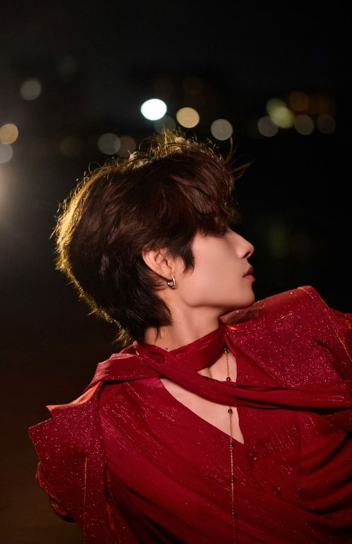 井胧被吴彦祖摸腹肌风华合伙人 井胧的身材属于“藏肉型”，穿衣服看着瘦，脱了有肌肉