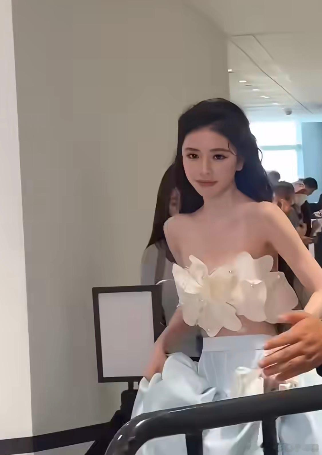 方圆撞脸angelababy虽然angelababy是个形容词，长的挺好看的，但