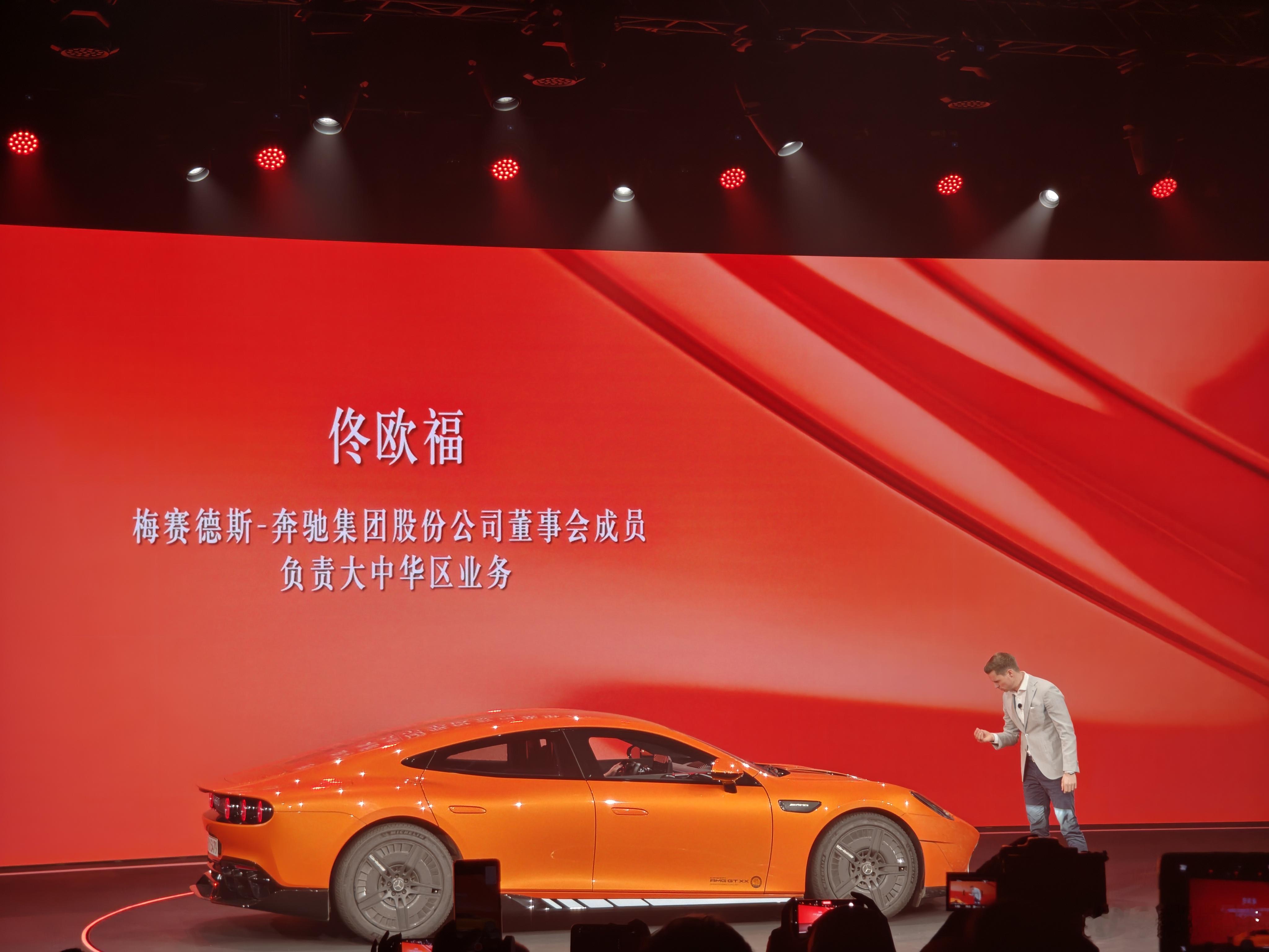 奔驰AMG GT XX直接就开上了台，而且速度很快的绕场三圈车身不是很干净，是因