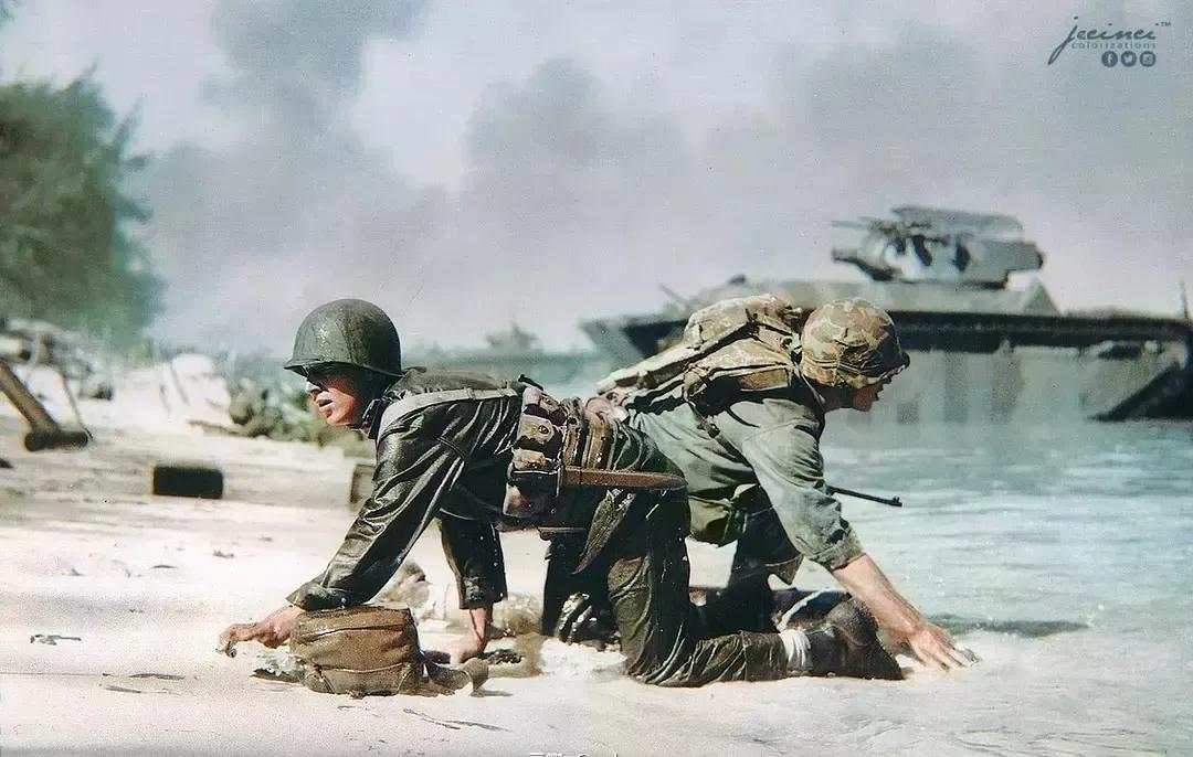 1944年6月塞班岛，美国海军陆战队在敌人的炮火下向指定位置爬行。