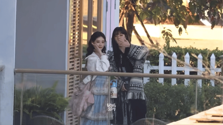 高叶祝绪丹宋妍霏把饭撒当军训三人饭撒现场秒变拉练现场，大老远一看见摄像头，就库库