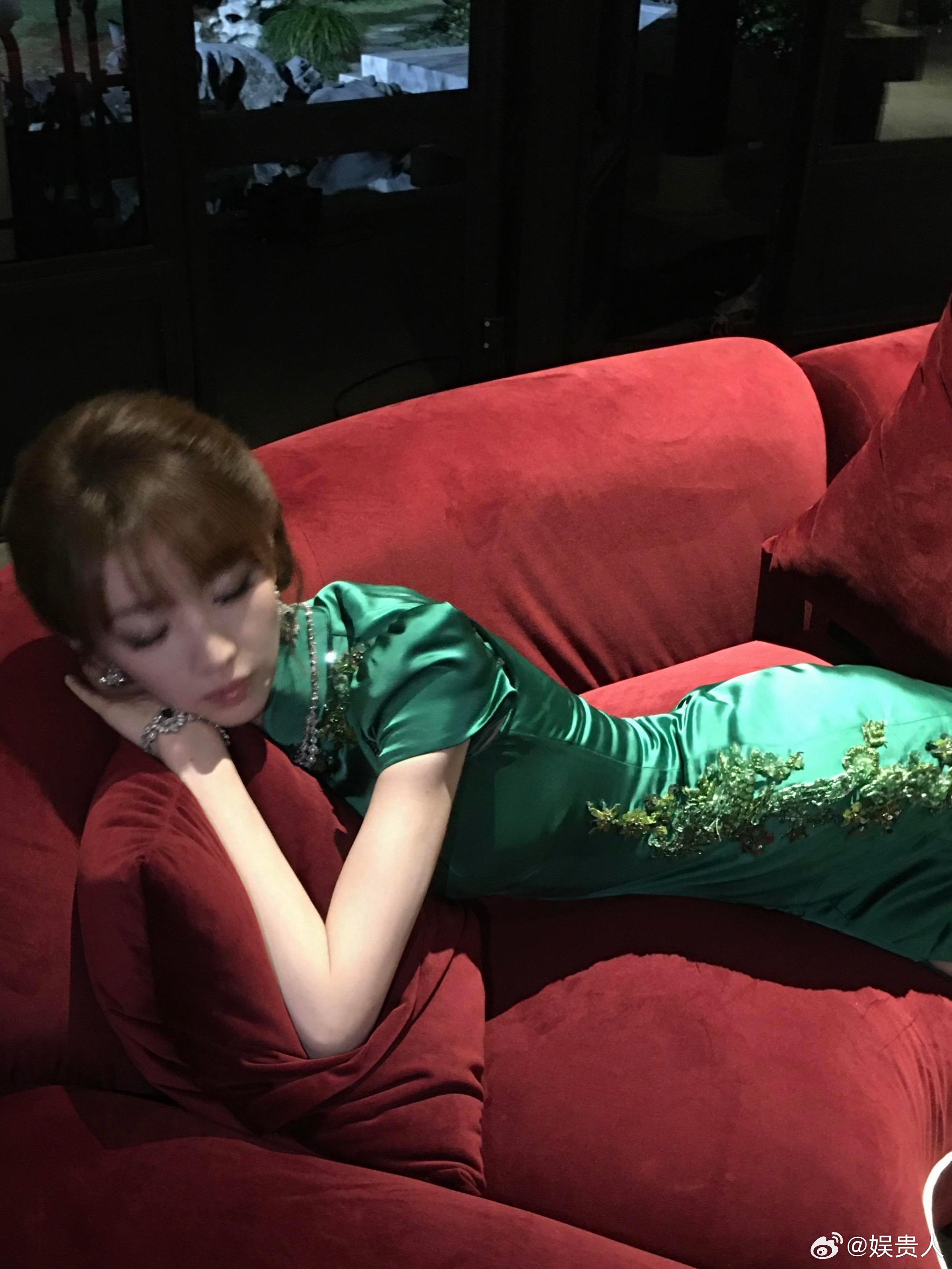 田曦薇🫘更新！！！！！这身绿旗袍太美了吧[舔屏][舔屏]好美好美好美的林青 田