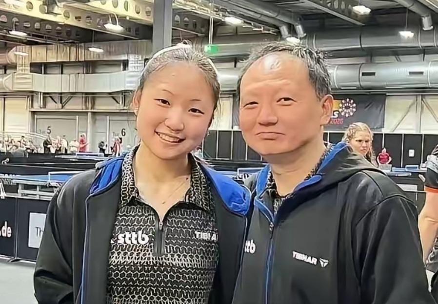 【16岁的削球手王丽莎收获单打奖牌，萨尔布吕肯教练王志的女儿】在本届德国全锦赛冒