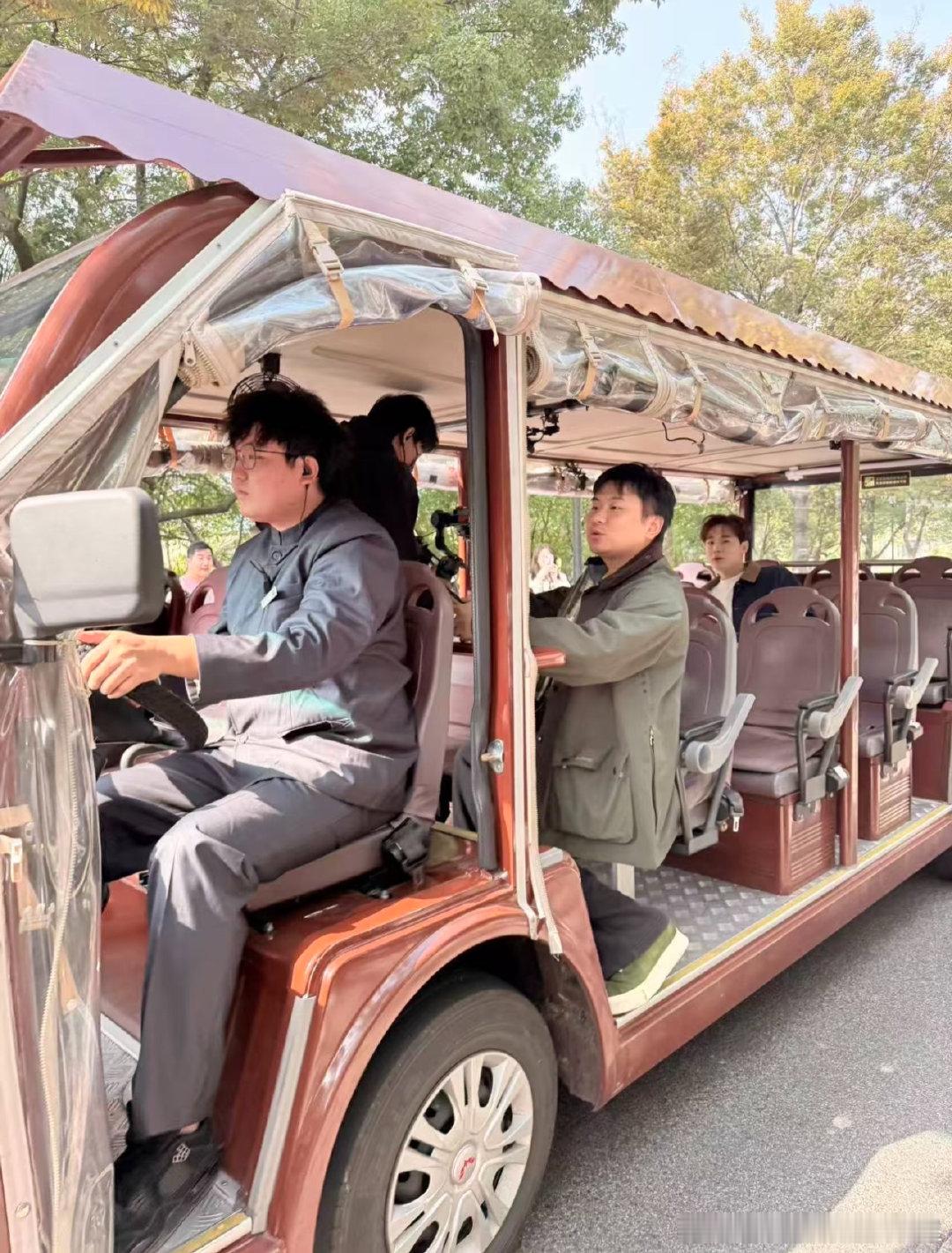 刘宪华去乌镇录向往的生活刘宪华乌镇录向往的生活刘宪华现不声不响就到了乌镇，录制向