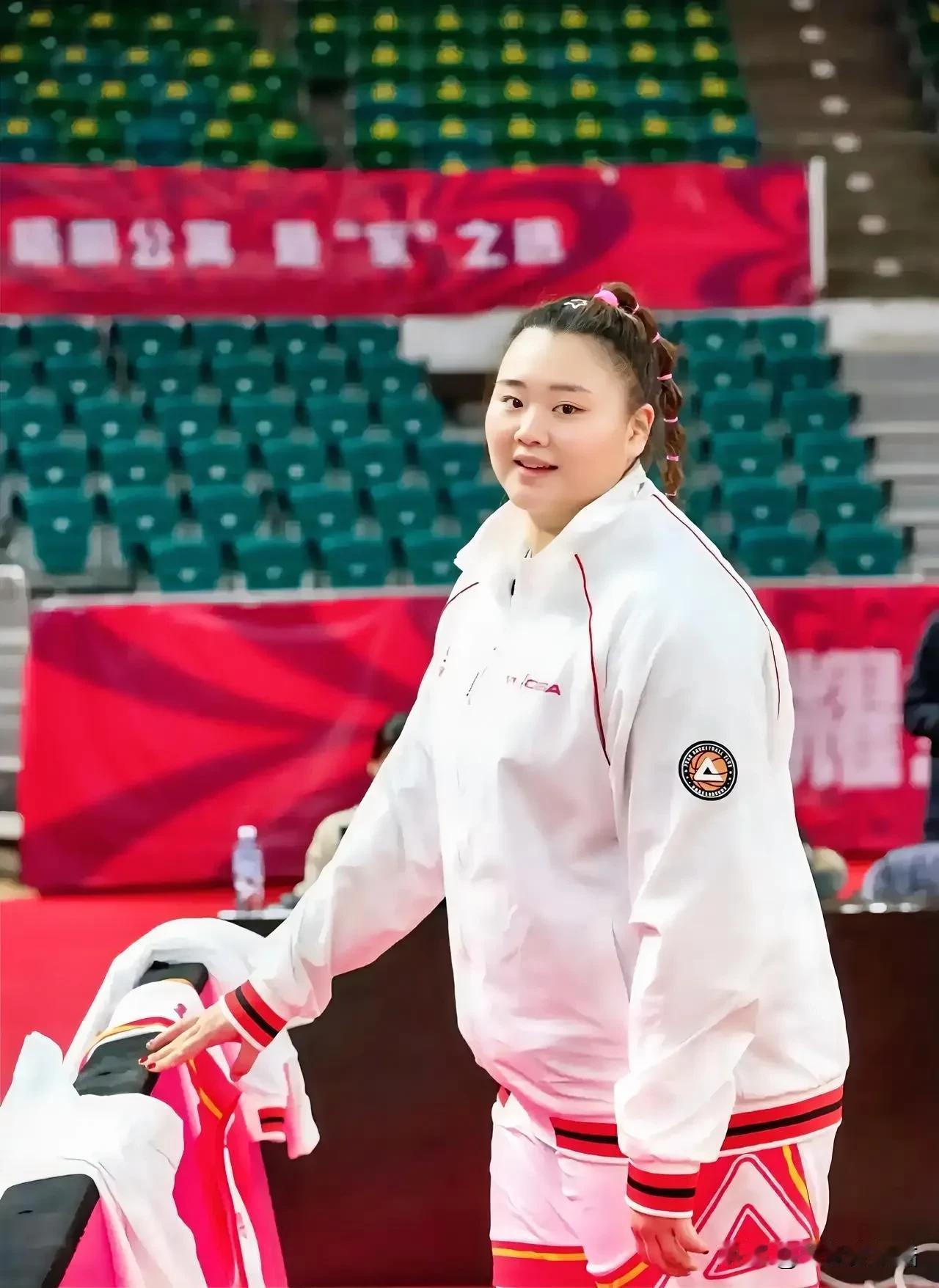 中国女篮要想在巴黎奥运会冲击奖牌，必须征召以下3人入选国家队：

1、王丽丽——