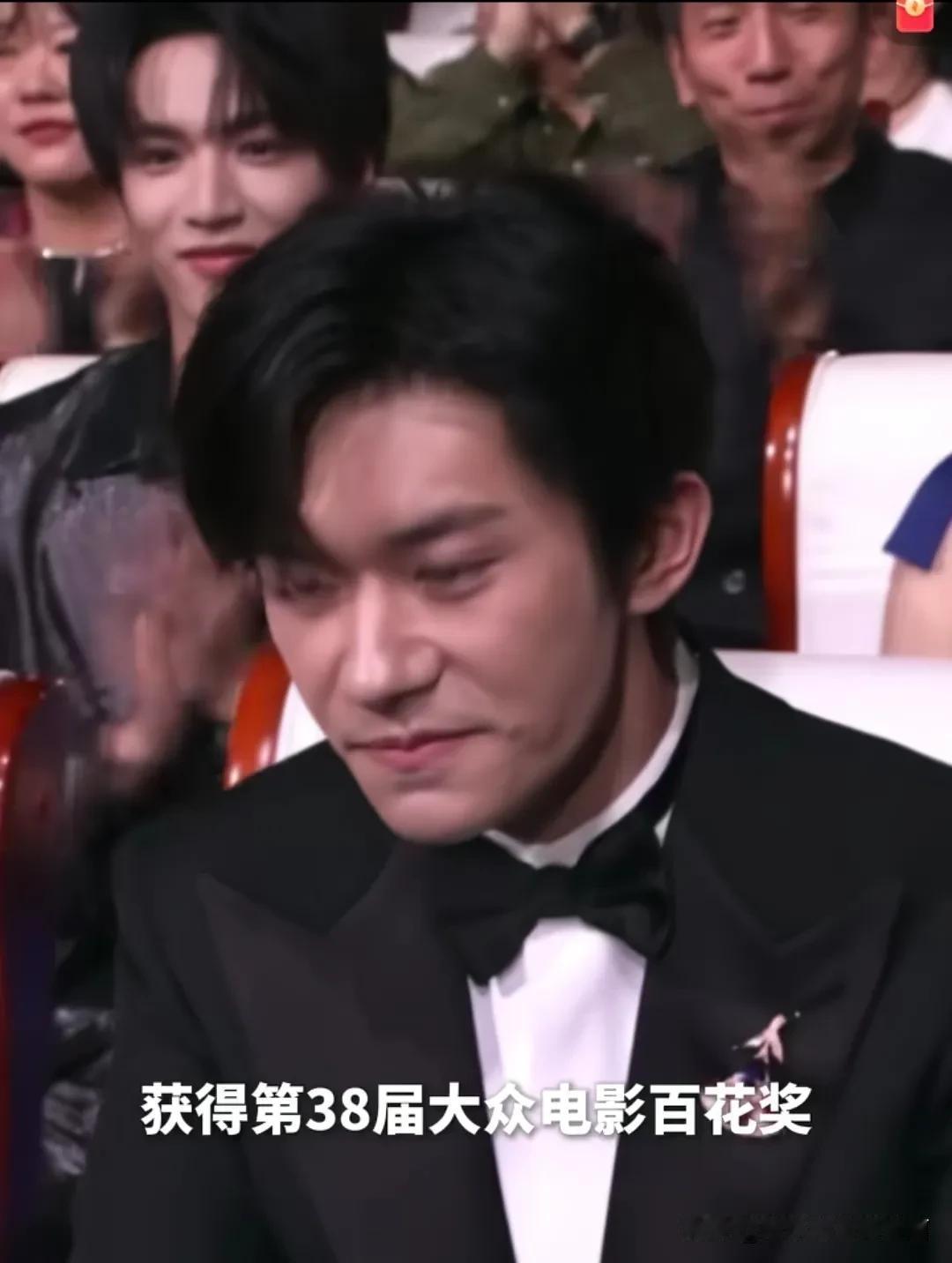 刚刷到的颁奖视频，主持人话还没说完，看这个靓仔的表情，是他提前就知道自己得“百花