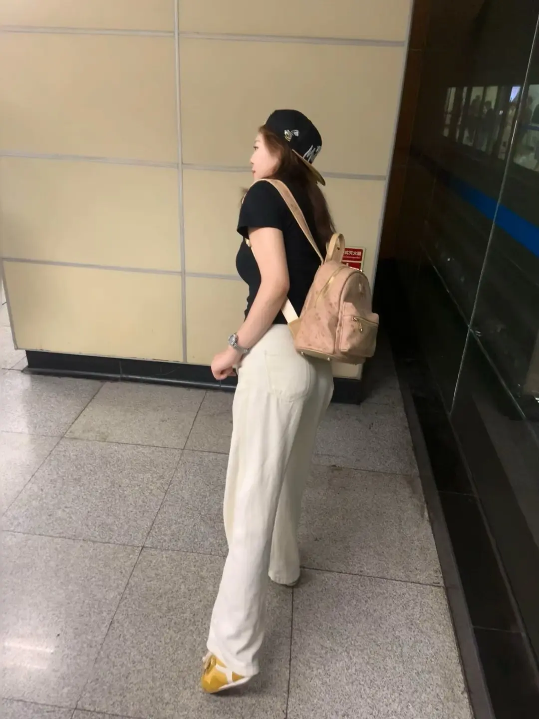 我是个普通的小女孩 有点搞怪 有点可爱 游戏自己打 人生路我一个人也能走