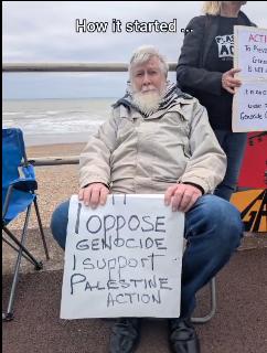 英国警方逮捕80岁举牌老人，牌子上写满“我反对种族灭绝”的标语，这会西方标榜的民