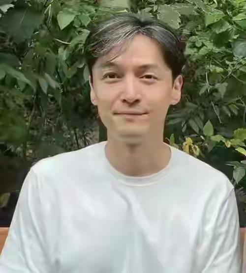 曾经的男神如今头发也白了