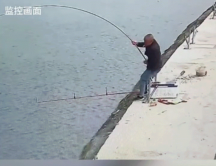 湖北襄阳，一名男子在一家鱼场钓鱼，期间就钓上了一条重达58斤的青鱼。一开始男子十