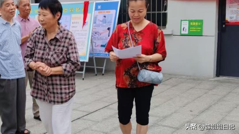 这件红色的衬衫，我穿了10年。当时买的时候，我还嫌大了。现在，我却嫌小了。这件衣