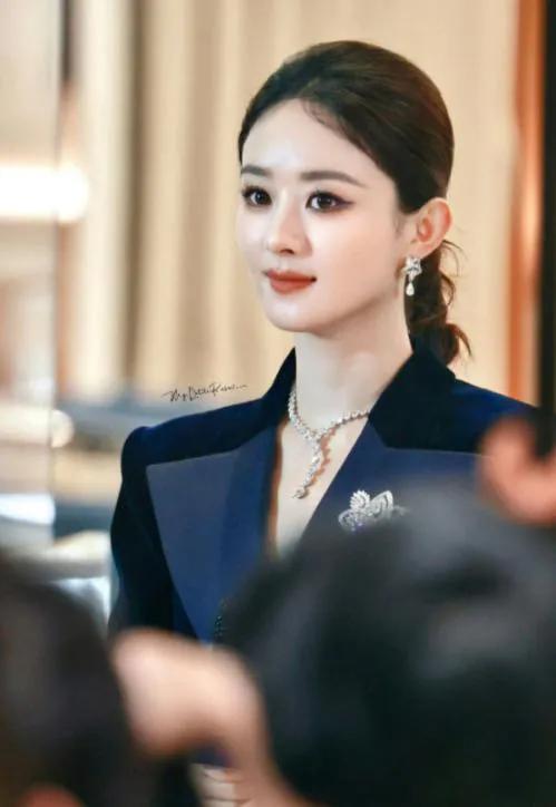 赵丽颖的西装杀，又美又飒，气质优雅端庄，有种职场精英的即视感，现在赵丽颖活动都穿