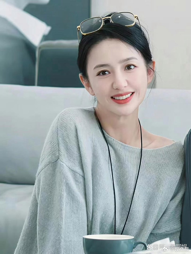 佟丽娅的温柔是从骨子里透出来的，眉眼温婉动人，看一眼就彻底沦陷。 