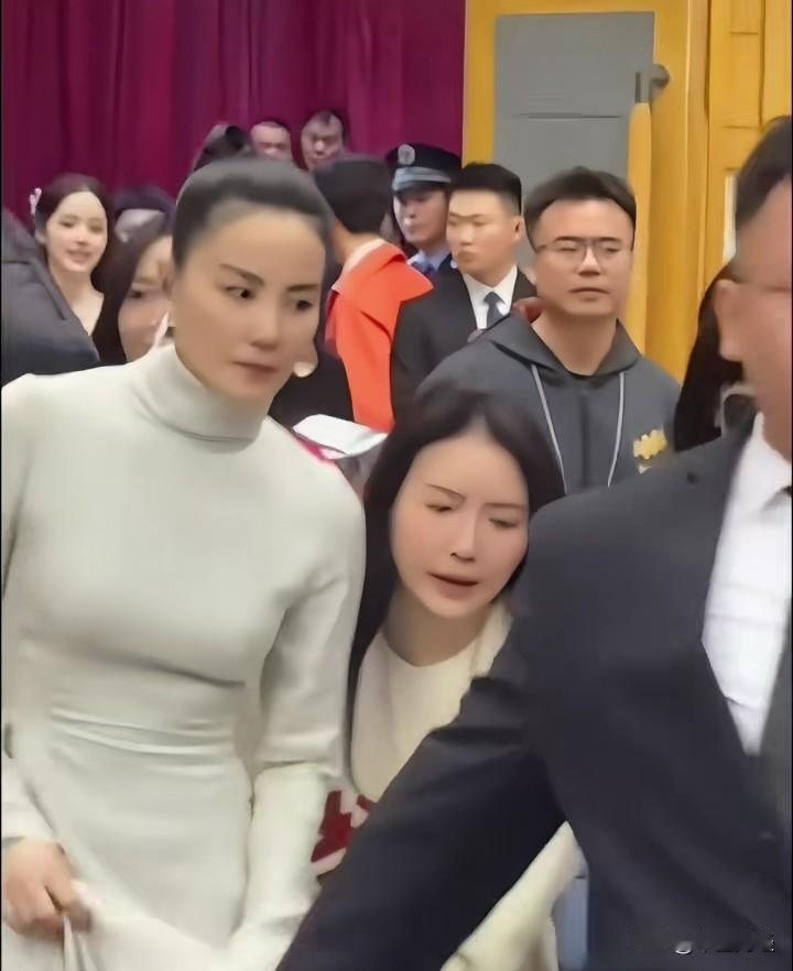 【春晚王菲】王菲春晚 三十年河东，三十年河西！昨日唱歌，你是天王；今朝再唱，却难